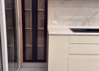 Instalación integral de carpintería y marmolería para cocina en vivienda unifamiliar