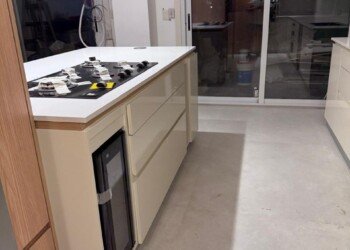 Mesada e isla de cocina en mármol con bajomesada a medida para obra residencial