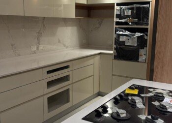 Cocina completa a medida: carpintería integral y trabajo de marmolería para obra