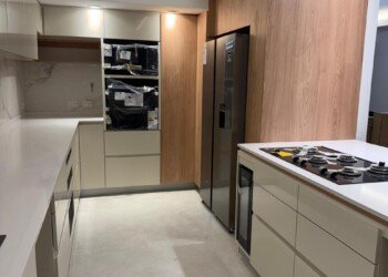 Mueble bajo mesada con esquineros extraíbles para optimización de guardado en cocina
