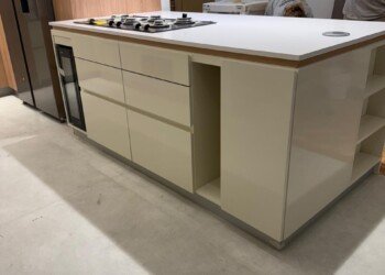 Mobiliario de cocina con isla integrada y mesada amplia para proyecto de arquitectura