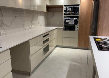 Cocina completa equipada con mobiliario integral a medida para obra residencial