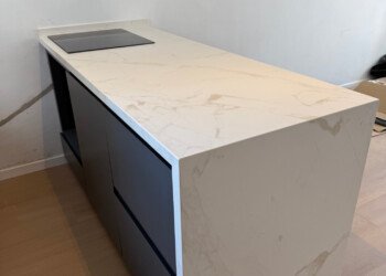 Foto central de Isla para cocina de granito y carpintería a medida