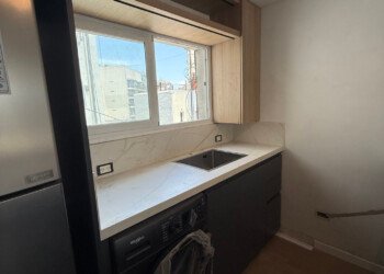 Muebles bajo mesada y vinoteca para heladera a medida