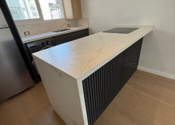Mobiliario integral de cocina con mesada en mármol para proyecto de arquitectura