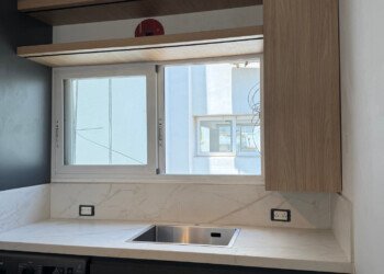 Muebles bajo mesada a medida combinados con mesada de mármol natural