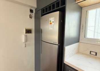 Heladera cubierta con vinoteca a medida