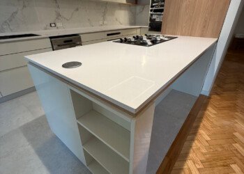 Cocina moderna con isla central funcional diseñada a medida por Vanlac