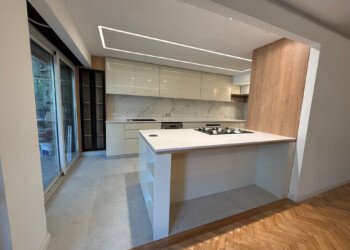 Barra desayunadora integrada a mobiliario de cocina a medida para proyecto residencial