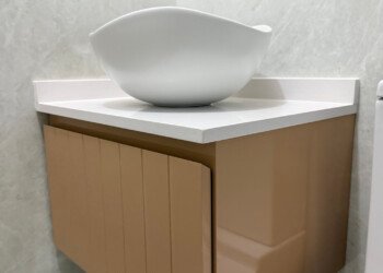 Vanitory suspendido a medida con frente ranurado y bacha de apoyo para toilette