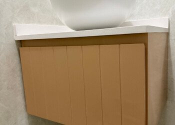 Mueble de baño flotante a medida con mesada blanca y bacha tipo bowl para obra residencial.