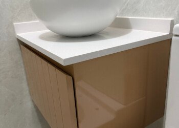 Vanitory compacto suspendido con terminación ranurada para baño pequeño en proyecto de arquitectura