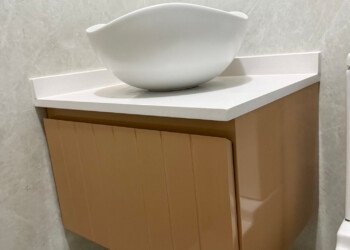 Mueble vanitory flotante a medida con cajón de guardado y zócalo superior para toilette