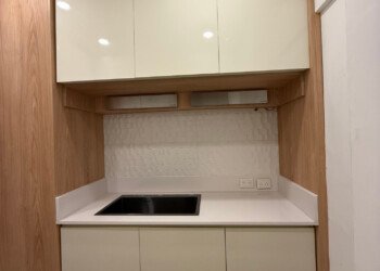Muebles de cocina bajo mesada y alacenas superiores en carpintería a medida