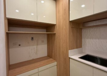 Conjunto de bajo mesada y alacenas integradas a medida para obra residencial