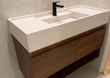 Vanitory a medida con mesada de mármol y bacha sobremesada para baño de diseño