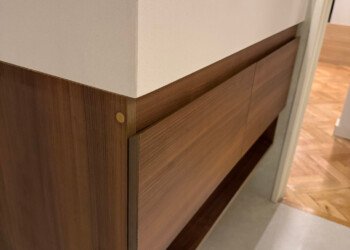 Mueble de baño integral combinando carpintería a medida y detalles de griferia negra
