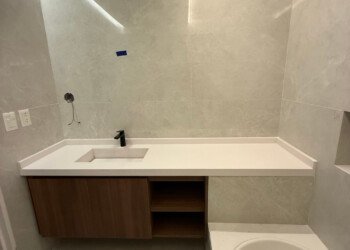 Mesada de mármol con bajomesada en melamina a medida para toilette de recepción