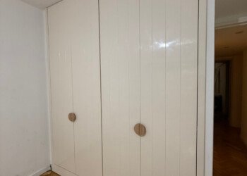 Placard integral de piso a techo fabricado a medida para dormitorio.