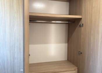 Módulo de placard de dos puertas batientes con organización completa para dormitorio principal