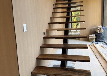 Diseño y fabricación de escalera suspendida combinando herrería estructural y carpintería para proyecto de arquitectura