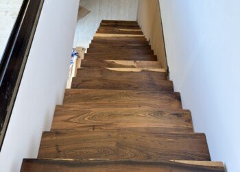 Herrería técnica y carpintería a medida aplicadas en escalera de diseño interior para obra