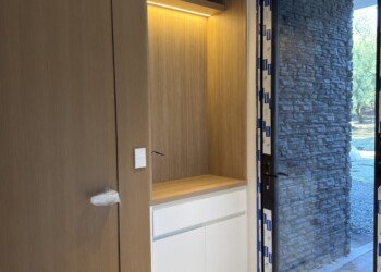 Mueble despensero extraíble vertical para aprovechamiento de guardado en cocina.