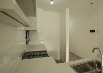 Screenshot Carpintería de cocina integral y marmolería instalada para estudio de interiorismo