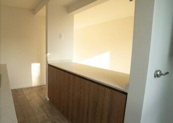 Screenshot Mobiliario integral de cocina con mesada en mármol para proyecto de arquitectura