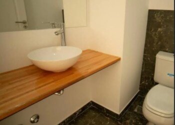 Screenshot Mueble vanitory suspendido a medida para baño principal en proyecto de interiorismo