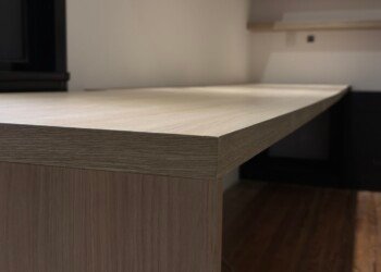 Mueble rack para TV y centro de entretenimiento a medida para obra residencial