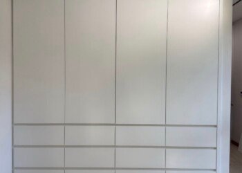 Screenshot Frentes de placard de piso a techo en madera clara con tiradores integrados a medida