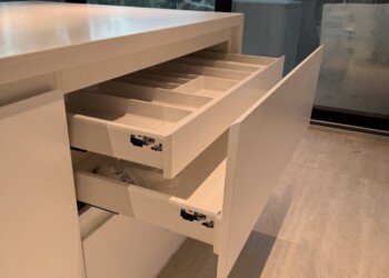Detalle de cajonera interior con correderas telescópicas y cubiertero para cocina moderna