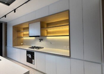 Mueble modular para living con panel de madera y repisa con iluminación LED embutida