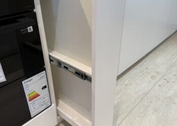 Detalle de puerta corredera para bajomesada en la cocina