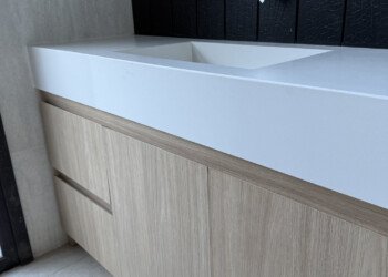 Mueble de baño flotante a medida con cajones inferiores y grifería embutida a la pared