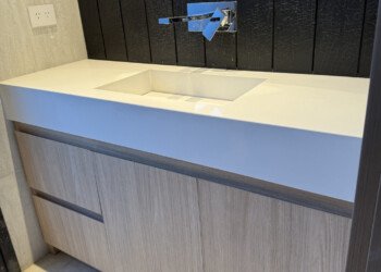 Mueble vanitory suspendido con bacha armada blanca en proyecto de arquitectura residencial