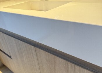 Vanitory a medida en madera con espejo orgánico retroiluminado con luz LED cálida