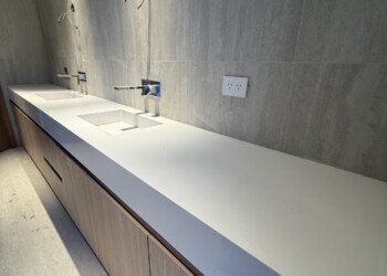 Mobiliario suspendido para antebaño en madera clara para obra contemporánea