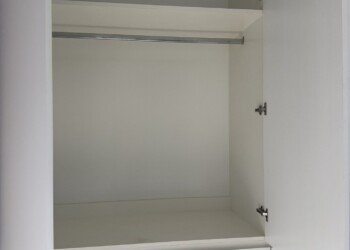 Interiores de placard a medida con barrales, cajoneras y estantes organizadores para dormitorios