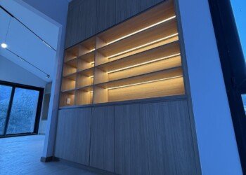 Modular vajillero a medida con puertas ciegas y nicho central retroiluminado para living comedor