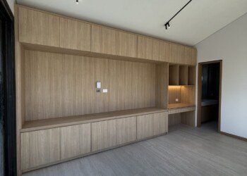 Mueble modular para living con panel de TV, bauleras y escritorio integrado a medida para obra residencial
