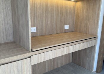 Mueble multifunción a medida para playroom o sala de estar con puesto de trabajo iluminado
