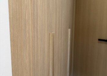 Mobiliario de guardado integral para circulación y puertas interiores en madera para proyecto de arquitectura