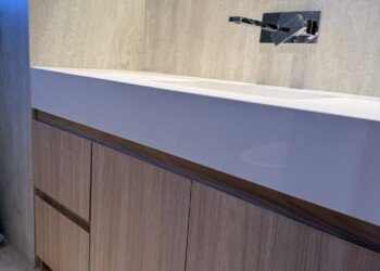 Equipamiento integral para baño en suite: mueble a medida y marmolería instalada por Vanlac
