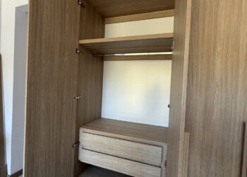 Equipamiento integral en carpintería: frentes de placard continuos y puerta de paso instalados por Vanlac