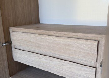 Interiores de placard a medida con módulo de cajonera suspendida y estantes para obra residencial