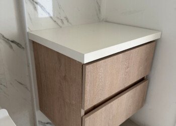Pequeña cajonera con detalles en granito para baño en San Miguel