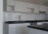 Muebles y bajo mesada de cocina con alacenas en carpintería integral
